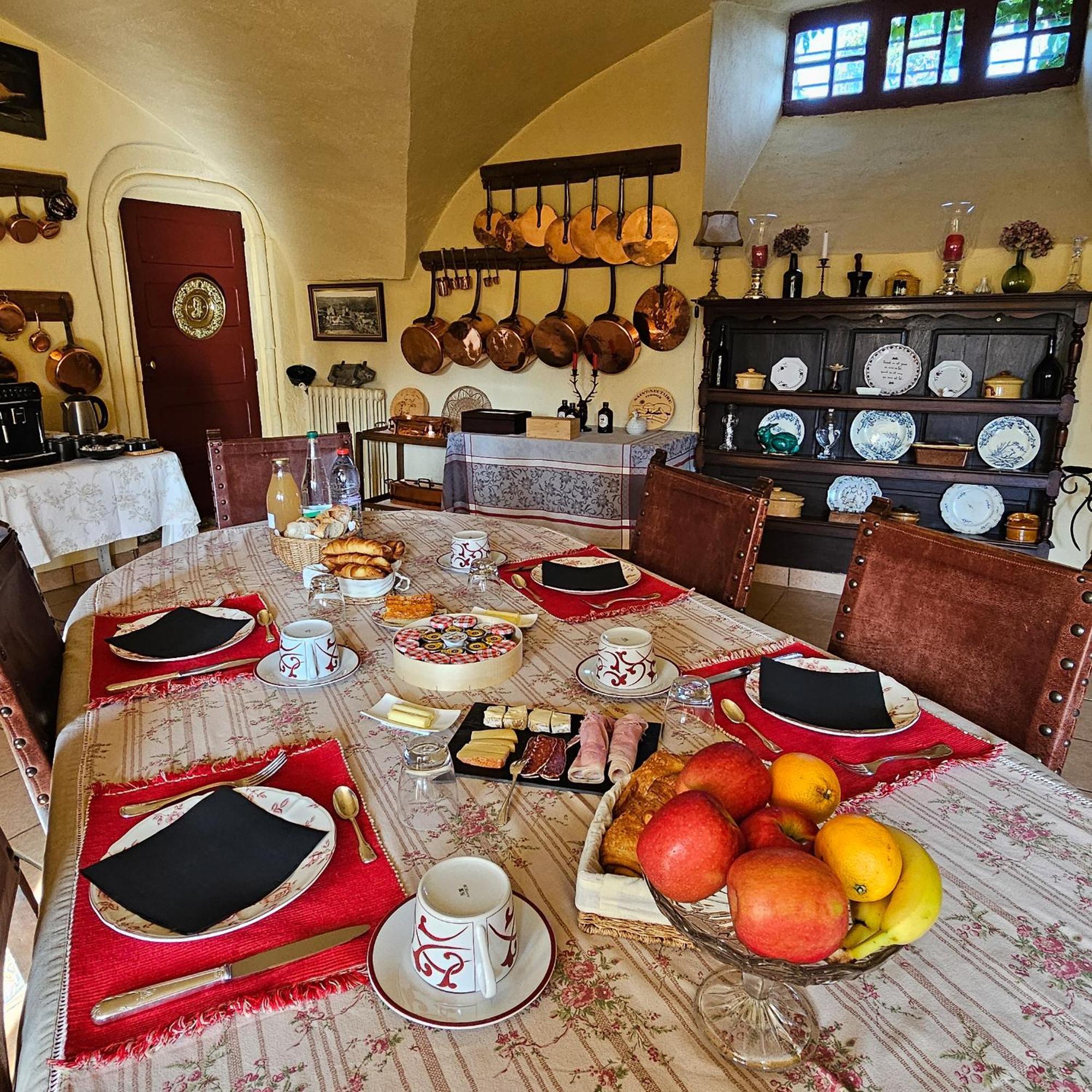 Chateau Royal De Saint-Saturnin エクステリア 写真