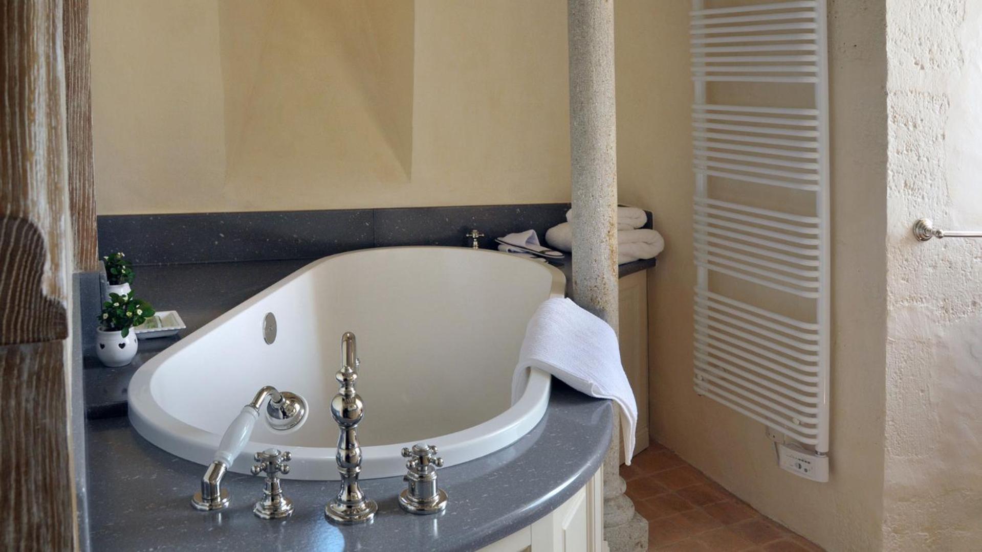 Chateau Royal De Saint-Saturnin エクステリア 写真